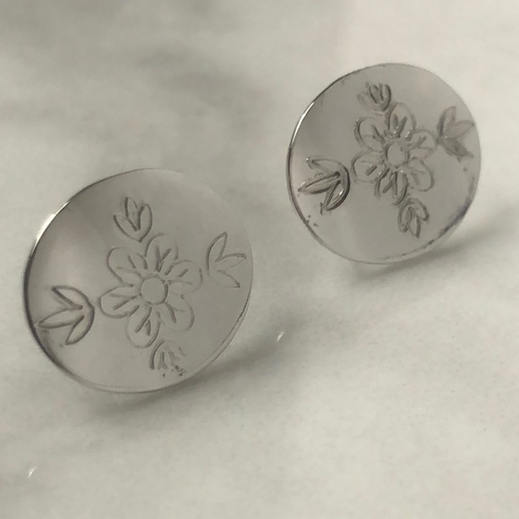 Flower sterling silver stud earrings - Picture 1 of 3